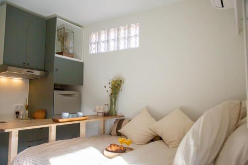 un salon avec un lit et une cuisine dans l'établissement Magnifique studio idéalement situé et tout équipé, à Cannes