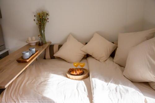 un lit blanc avec un bol de feu dessus dans l'établissement Magnifique studio idéalement situé et tout équipé, à Cannes