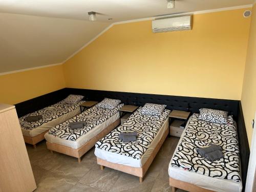 Ένα ή περισσότερα κρεβάτια σε δωμάτιο στο APARTAMENTS SUNRISE