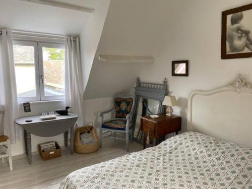 - une chambre avec un lit, un lavabo et une table dans l'établissement La Petite Maison en Baie de Somme, à Saint-Valery-sur-Somme