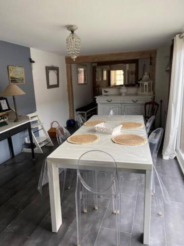 - une table et des chaises blanches dans la chambre dans l'établissement La Petite Maison en Baie de Somme, à Saint-Valery-sur-Somme