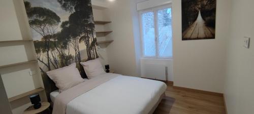 une chambre avec un lit blanc et une fenêtre dans l'établissement Résidence PAVER, à Châteauroux