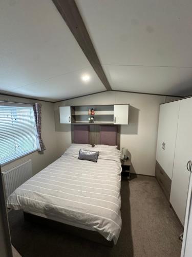 a bedroom with a large bed in a room at New beach holiday park in Dymchurch
