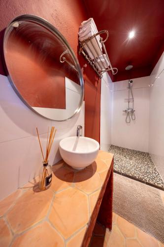une salle de bain avec un lavabo et un miroir dans l'établissement L'appartement Macci, au coeur du port avec vue spectaculaire, à Calvi