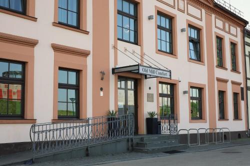 un edificio con una señal delante de él en Old Mill Comfort en Klaipėda