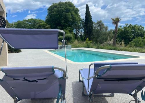- une paire de chaises à côté de la piscine dans l'établissement Independant Cosy Flat, à Peymeinade