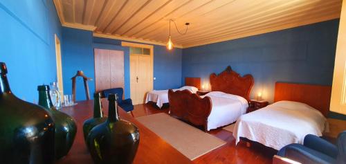 Habitación de hotel con 2 camas y paredes azules en Casa do Fundo - Sustainable & Ecotourism en Seia
