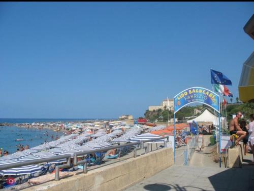 una playa con sombrillas y multitud de personas en Alloggio nel Borgo Marinaro en Cittadella del Capo