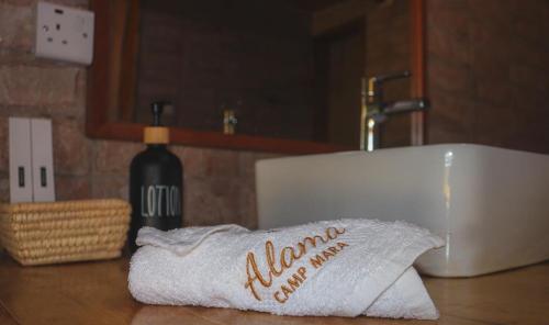 Ololaimutiek的住宿－Alama Camp Mara，水槽旁的柜台上摆放着毛巾