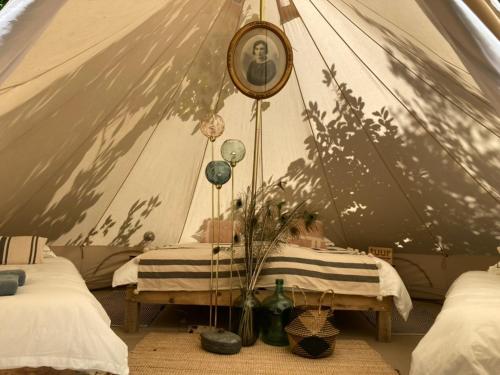 een kamer met 2 bedden in een tent bij Cyriel 