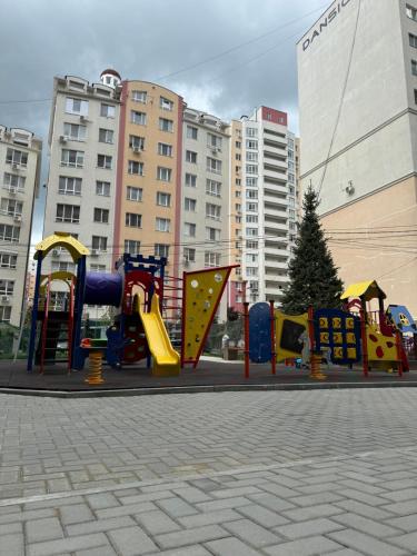 un parco giochi nel mezzo di una città di Candy Apartment a Chişinău