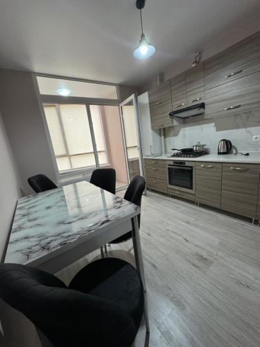 una cucina con un tavolo e sedie in una stanza di Candy Apartment a Chişinău