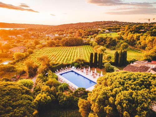 uma vista aérea de uma grande propriedade com uma piscina em Hôtel La Mandarine em Saint-Tropez