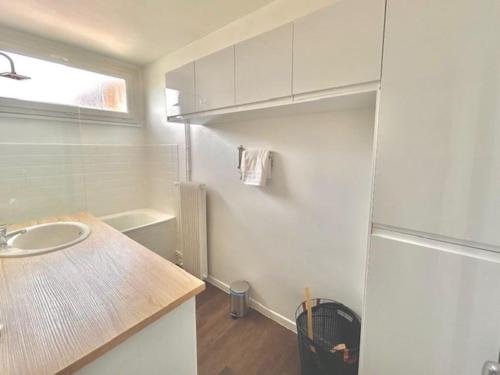 La salle de bains blanche est pourvue d'un lavabo et d'un comptoir. dans l'établissement Bel appartement lumineux Aix, à Aix-en-Provence