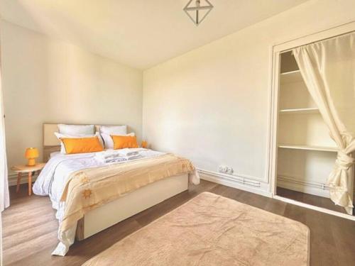 une chambre avec un lit et une grande fenêtre dans l'établissement Bel appartement lumineux Aix, à Aix-en-Provence