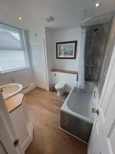 Ένα μπάνιο στο Santa Fe Newlyn-Sleeps 4