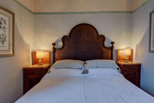 une chambre avec un grand lit avec deux tables de nuit dans l'établissement Wonderful Serena, à Coreglia Antelminelli