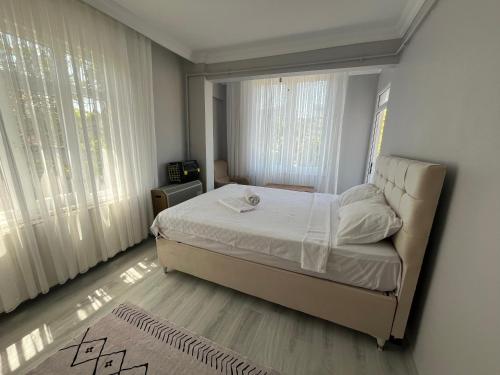 1 dormitorio con 1 cama en una habitación con ventanas en 15 minutes to istanbul airport en Arnavutköy