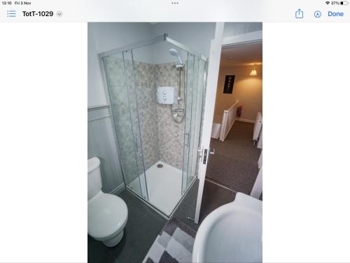 Ένα μπάνιο στο Four bedroom warm and cosy home