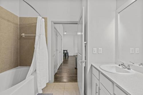 Koupelna v ubytování Austin Luxury 2BR 2B with Pool & FREE Parking