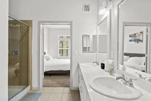 Katil atau katil-katil dalam bilik di Austin Luxury 2BR 2B with Pool & FREE Parking