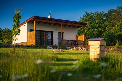 a small house in the middle of a field at Relaxační domek "Na kraji Brd" in Hŭrky