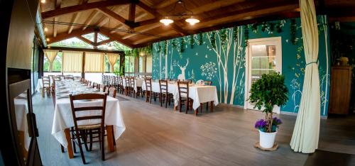 Reštaurácia alebo iné gastronomické zariadenie v ubytovaní Agriturismo Parco Campofelice