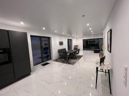 ノインキルヒェンにあるPenthouse M1のリビングルーム(猫がテーブルに座っている)