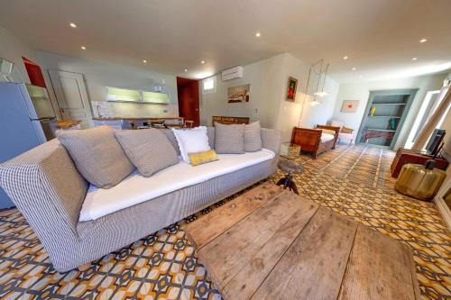 - un salon avec un canapé blanc dans l'établissement L'appartement Macci, au coeur du port avec vue spectaculaire, à Calvi