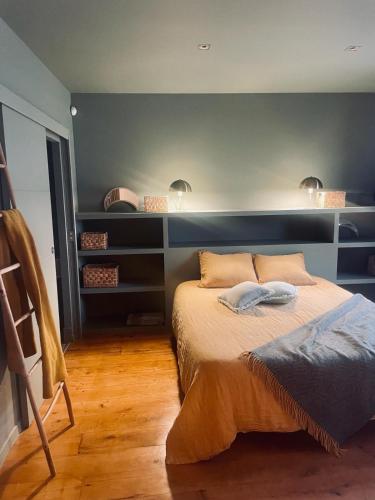 une chambre avec un lit avec deux serviettes dessus dans l'établissement Chambre dans maison de ville avec piscine et garage en centre ville, à Montpellier