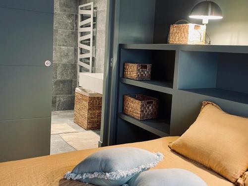 une chambre avec un lit et une douche à l'italienne dans l'établissement Chambre dans maison de ville avec piscine et garage en centre ville, à Montpellier