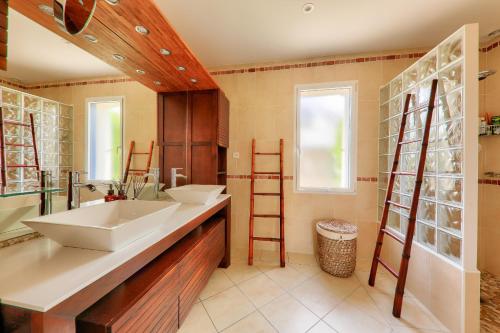 a bathroom with two sinks and a large mirror at Maison de pierre pour 8 avec beau jardin in Saint-Gildas-de-Rhuys