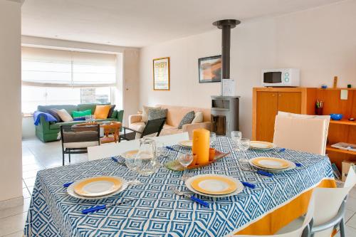 d'un salon avec une table et des plaques de cuisson. dans l'établissement Évasion proche des plages et du port, à Bénodet