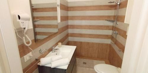 a small bathroom with a sink and a toilet at Perla marina in Avola