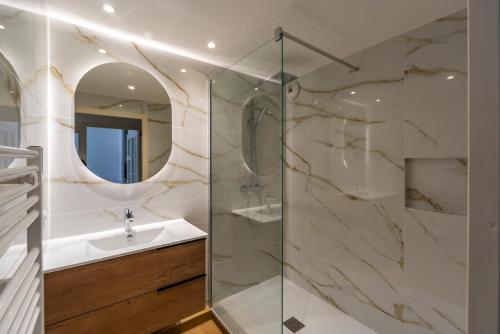 a bathroom with a sink and a shower at Appartement Marina Privée centre-ville Mandelieu in Mandelieu-la-Napoule