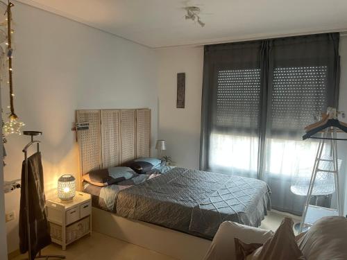 1 dormitorio con cama y ventana en Nou Mestalla en Valencia