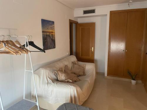 Nou Mestalla في فالنسيا: غرفة معيشة مع أريكة في الزاوية