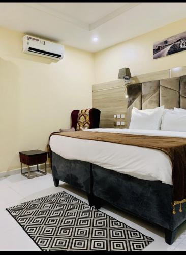 ein Schlafzimmer mit einem großen Bett in einem Zimmer in der Unterkunft C to C luxury hotel in Enugu
