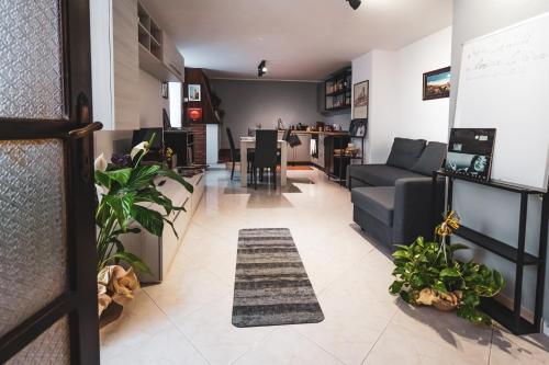 ein Wohnzimmer mit einem Sofa und einem Tisch in der Unterkunft Casina Carina in Alatri
