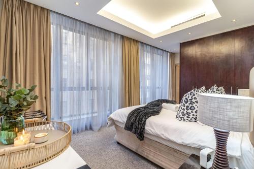 Ένα ή περισσότερα κρεβάτια σε δωμάτιο στο 2 bedroom unit in Cape Town City Centre