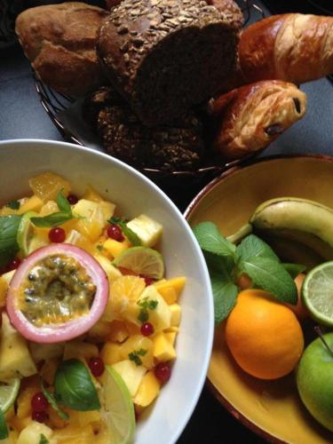 - un bol de nourriture avec un bol de fruits et du pain dans l'établissement La Traversière, à Tours