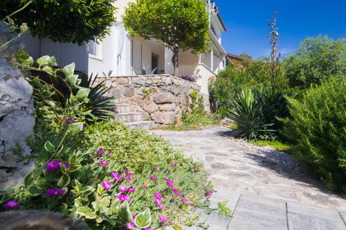 Apt DION with garden and terrace, just 200m from the beach