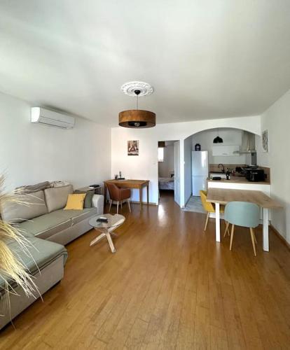 un salon avec un canapé et une table dans l'établissement T2 hyper centre ville, à Ajaccio