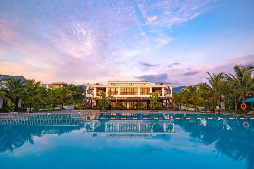 um resort com uma grande piscina em frente a um edifício em LANGCO BAY RETREAT em Lang Co