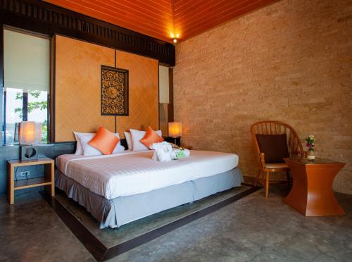 Postel nebo postele na pokoji v ubytování Baan Krating Phuket Resort -SHA Plus