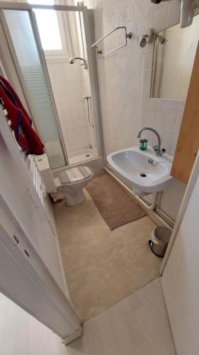 une petite salle de bain avec un lavabo et des toilettes dans l'établissement Appartement 4 pers St aubin sur mer 1mn mer et plage, à Saint-Aubin-sur-Mer