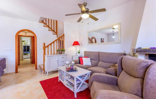 ein Wohnzimmer mit Sofa und Tisch in der Unterkunft 3 Bedroom Nice Home In Santa Pola in Santa Pola