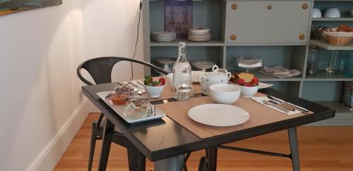 una mesa con platos y cuencos encima en La maison Malabar, en Villefranche-du-Queyran