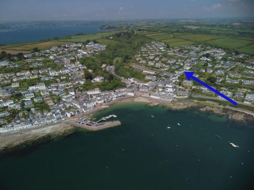 an aerial view of a city with a blue arrow at St Anthony Cottage in Saint Mawes
