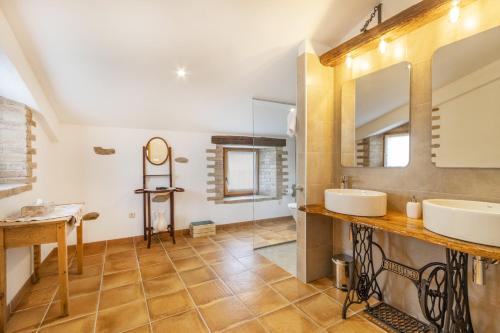 Baño con 2 lavabos y espejo en Casa ponet, en Solsona